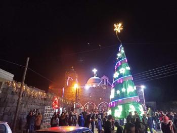 إضاءة شجرة الميلاد وافتتاح المغارة بكنيسة جوارجيوس في تبنة