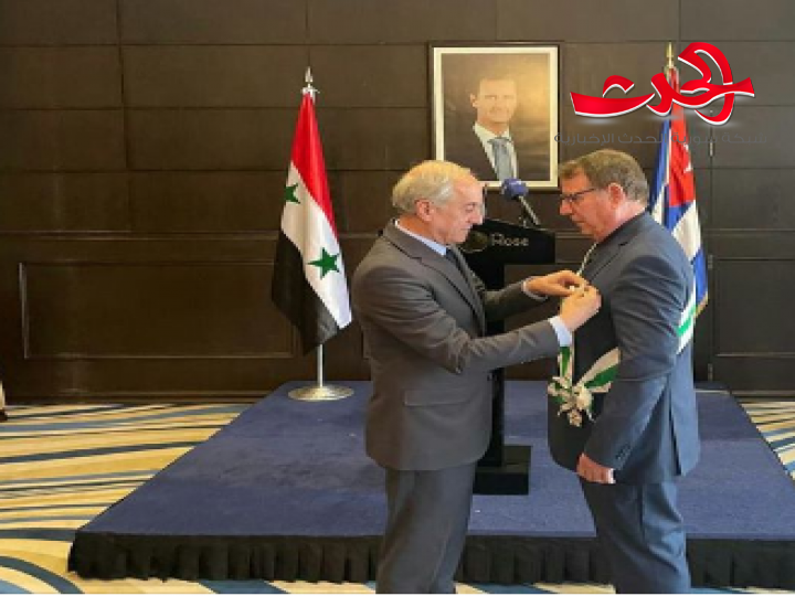 الرئيس الأسد: يمنح السفير الكوبي بدمشق وسام الاستحقاق السوري من الدرجة الممتازة