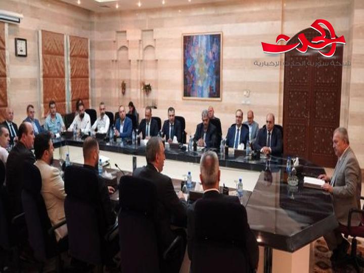 رئيس الحكومة يناقش التجار والصناعيين من محافظة حلب لدعم استقرار الأسواق والأسعار وتعزيز الثقة بالاقتصاد الوطني