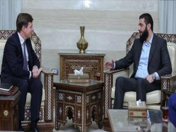 القائد أحمد الشرع يلتقي مع وفد من الخارجية البريطانية 