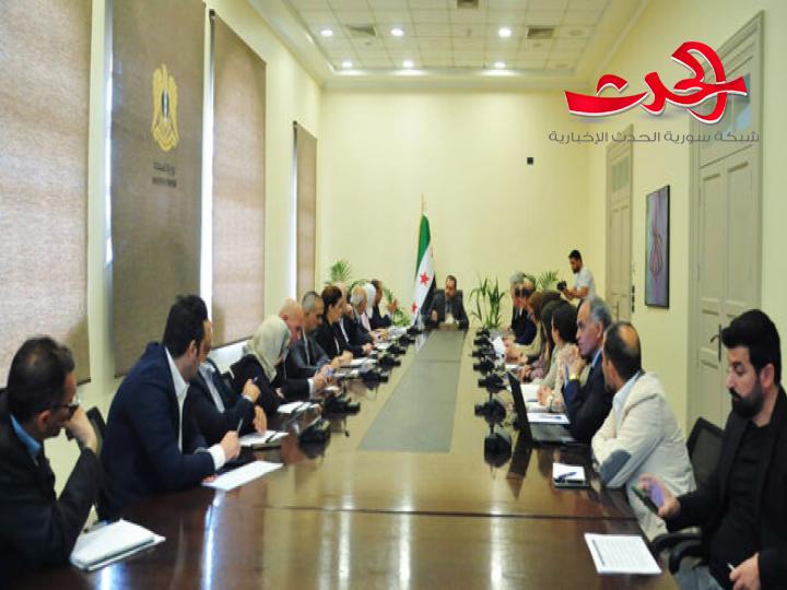 وزير السياحة يناقش مع المديرين المركزيين إعادة هيكلة الوزارة