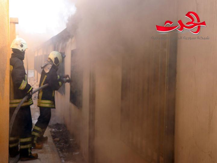 إخماد حريق داخل غرف مسبقة الصنع في مدرسة بمدينة حلب