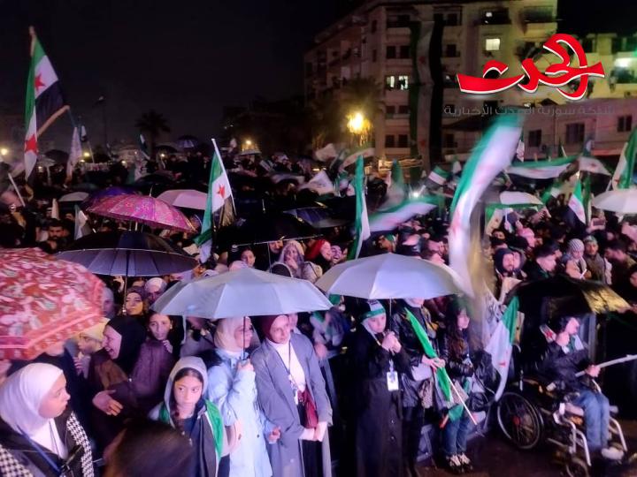 أهالي اللاذقية يحيون ذكرى التحرير في ساحة الشيخ ضاهر