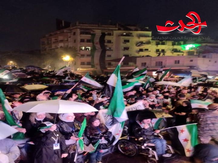 أهالي اللاذقية يحيون ذكرى التحرير في ساحة الشيخ ضاهر