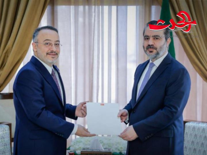 وزير الخارجية يستقبل سفير تركيا ويتسلّم نسخة عن أوراق اعتماده