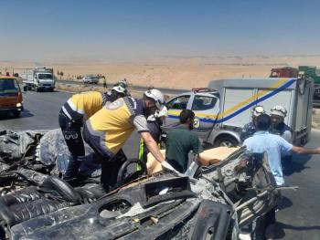وفاة 3 مدنيين في حادث تصادم سيارتين على الطريق الدولي دمشق - حمص