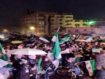 أهالي اللاذقية يحيون ذكرى التحرير في ساحة الشيخ ضاهر